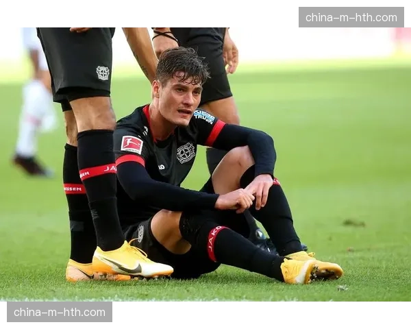 伤情更新:勒沃库森确认前锋希克因脚踝扭伤将缺席三周
