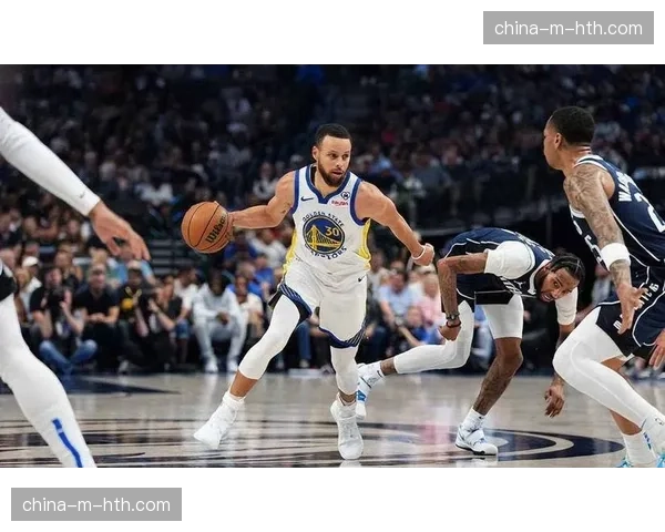 镜头记录:库里在投失关键底角三分后,与格林沟通传球时机